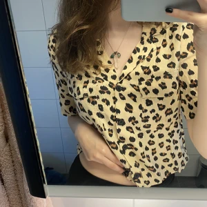 Leopardmönstrad T-shirt  - Snygg skjorta i t-shirt form 🐆använd fåtal gånger och är i bra kvalitet 😚fickorna i fram går att öppna ☺️