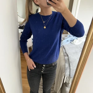 Tröja  - Tröja i så fin blå färg! Man kan dra upp ärmarna lite som jag gjort på de första bilderna eller ha de som vanligt! Båda är så snyggt💙 storlek medium men passar även mig som är xs- s i vanliga fall 