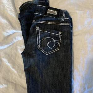 Super fina Miss Rosiana jeans, stor favorit hos mig som nu tyvärr är försmå. Storlek 38 men skulle säga att dem är lite åt det mindre hållet. 