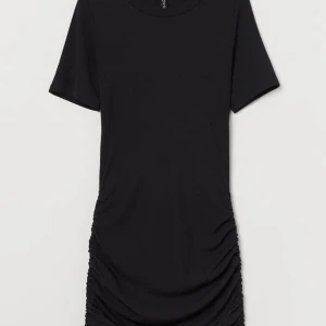 SÖKER denna klänningen i s/m - Söker denna ribbade klänningen från hm i storlek s/m