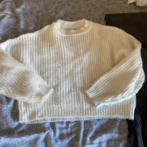 Stickad tröja  - Säljer min jättefina vita stickade tröja ifrån even & odd. Säljer för 150kr + frakt❤️