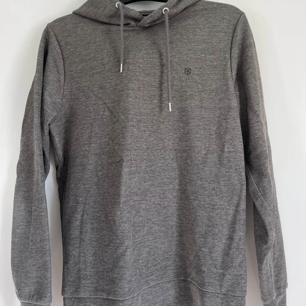 Säljer denna oanvända herr Jack & Jones Premium hoodie i storlek M. Den är brungrå jättefin, skriv vid önskemål om fler bilder🤎. Hoodies.