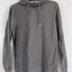 Säljer denna oanvända herr Jack & Jones Premium hoodie i storlek M. Den är brungrå jättefin, skriv vid önskemål om fler bilder🤎