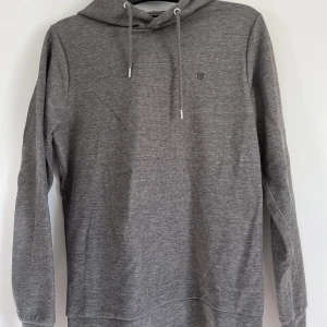 Jack & Jones Premium herr hoodie brungrå M - Säljer denna oanvända herr Jack & Jones Premium hoodie i storlek M. Den är brungrå jättefin, skriv vid önskemål om fler bilder🤎