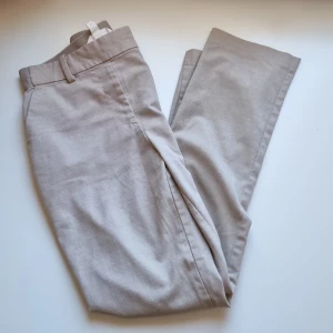 Byxor  - Tunna ljusa byxor från h&m. Storlek34. Bra skick