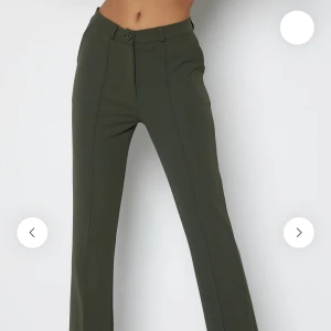 Mörkgröna kostymbyxor Bubbleroom - Inget att anmärka på, använda fåtal gånger Mjukt tyg så de sitter skönt 