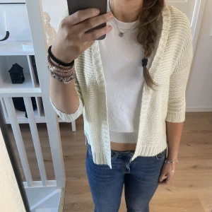 Trekvartsärmad kofta - Säljer nu denna underbara trekvartsärmade koftan i en creme vit färg❣️Frakt ingår EJ i pris.💋🥂