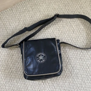 Converse väska - Converse crossbody väska i bra skick. 