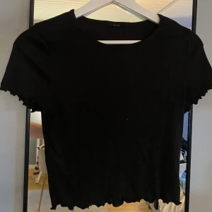 Topp från Gina - En svart topp från ginatricot. Storlek S. Säljer för 30kr❤️