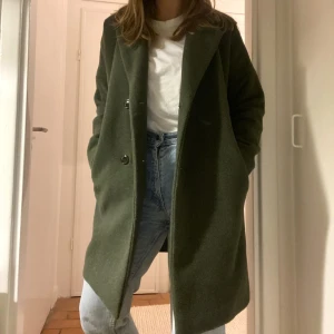 Grön kappa - Grön kappa som är perfekt tidig vår eller höst. Bra skick. Oversize, som referens har jag vanligtvis strlk 38