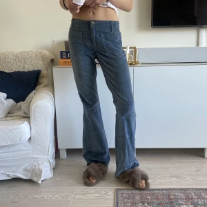 Byxor - Såå coola byxor i sammet💕 köpta på secondhand i paris och det står tyvärr inget märke🥰 Midjemått: 69cm, Innerbenslängd: 83 cm (jag är 175)