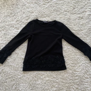 Karl Lagerfeld blus  - Säljer denna fina tröja/blus från Karl lagerfeld med volanger och spetsdetaljer😍 den är i strlk xs, jag på bilden är 170cm. Frakt tillkommer💞