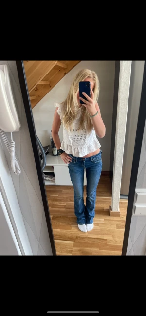 Lågmidjade jeans - Säljer dessa lågmidjade lee jeansen   Från lee som är så fin färg och perfekt till våren och så perfekt bootcut över jeansen köp direkt 350