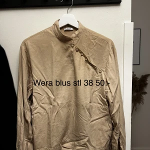 Wera blus - Fin och check Wera blus. Fint skick. Stl M.  Köparen står för frakten