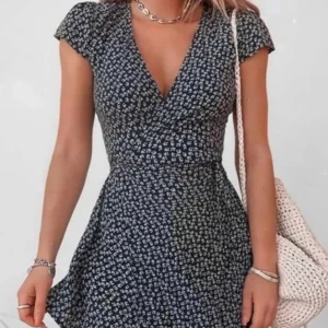 Brandy Melville klänning - Säljer nu min super söta Brandy klänning som endast använts på skolavslutningen förra året. Den är med snöre som gör att den kan regleras hur mycket man vill runt midjan. Perfekt till sommarn💗Passar både XS och S