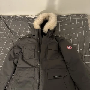 canada goose jacka - Säljer denna fina canada goose jackan då den inte kommit till användning. Den är endast testad så den är i bra skick. Bara skriva vid funderingar eller fler bilder🤗  
