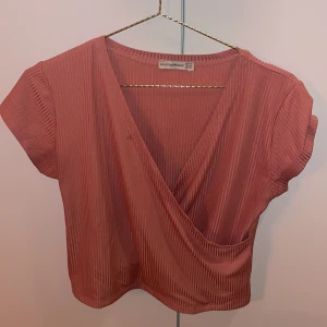 Rosa sommartopp  - Säljer denna fina crop top för en billig peng då den är liten i storlek. Strl: XL men passar M!  Passar så bra till kjolar/shorts eller ett par jeans