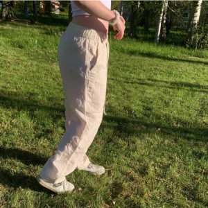 Linnebyxor  - Säljer mina superfina linnebyxor från hm. De är i bra skick och passar perfekt nu till våren och sommaren 💞hör av dig för fler bilder eller frågor! Köp gärna via ”köp nu” då du får billiagate frakt och det blir smidigare💕