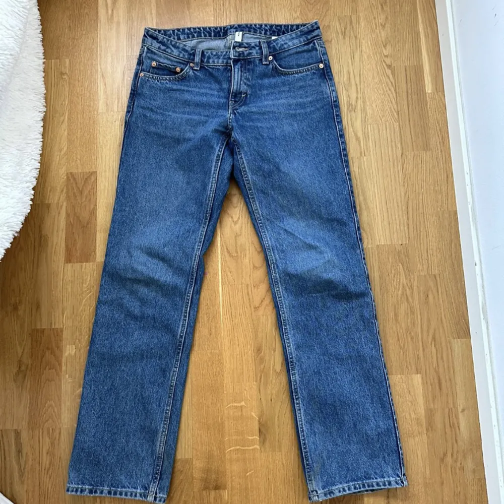 Säljer ett par lågmidjade jeans i modelen ”arrow” i färgen ”harper blue”. Dom är anväda fåtal gånger och är i ett fint skick. Storlek: 27/32. Nypris: 590kr. Säljer för: 350kr.. Jeans & Byxor.