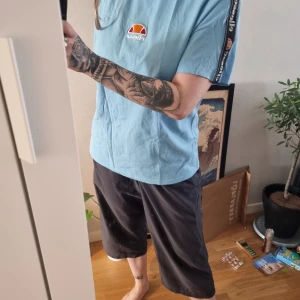 Ellesse T-shirt  - Nyskick, bara testad aldrig använd Snygg T-shirt -> XL i storlek men väldigt bra passform på de flesta storlekarna.