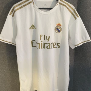 Real Madrid t-shirt - nyskick - Säljer denna Real Madrid tröjan eftersom den inte kommer till användning. den är från 19/20 säsongen. den är nyskick!!! storlek L, passar M också.