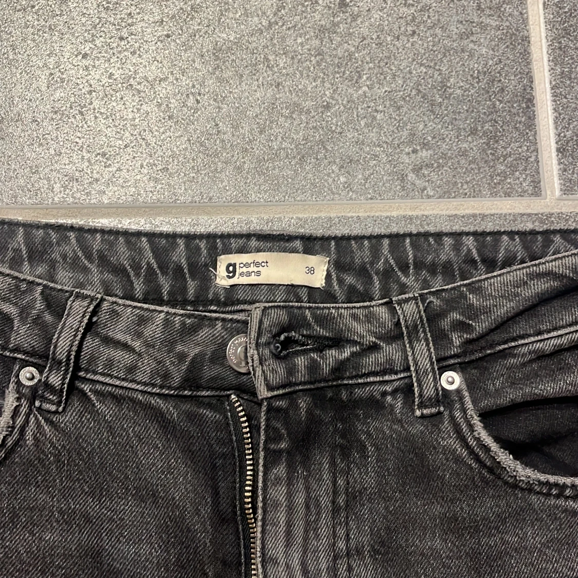Jeans med slitningar  - 90