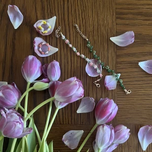 Blomarmband och blomringar - Blomarmband och blomringar i pärlor! Finns i guld 👩🏼 och silver 👩🏼‍🦳 kika in profilen för fler armband och ringar 🌸