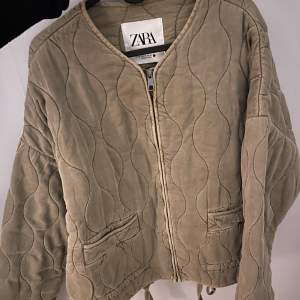 Säljer denna quiltade jacka ifrån Zara pga hastigt köp och för stor. Använd 2 gånger. 