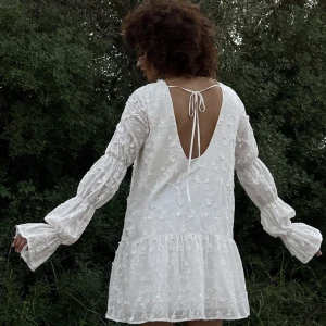 Slutsåld studentklänning - Världens finaste slutsålda klänning till studenten ex som inte riktigt var min stil, men glömde skicka tillbaka i tid därför ej använd😇😇😇skulle säga stor i storlek, passar därför även en 34 (jag ligger vanligtvis mellan 32 och 34 och den passar mig💓)