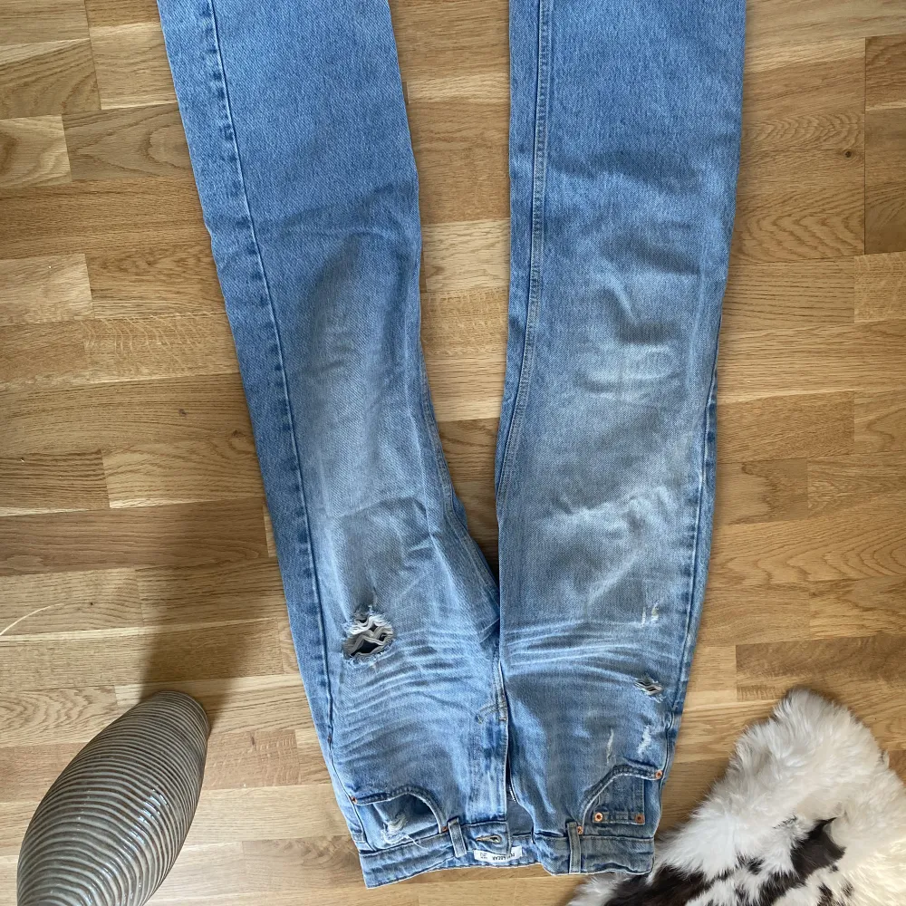 Jättefina Stockholms stil högmidjade jeans från pull&bear, ger kroppen en fin ⌛️form 💗. Jeans & Byxor.