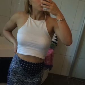 Vit Topp - Croppad topp från nlytrend. Storlek S/M