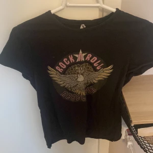 T-shirt från only - En fin t-shirt med tryck på från märket Only. Använd men ändå i gott skick.