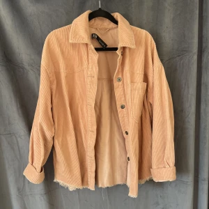 Jacka Zara - Säljer min rosa jacka i manchester från Zara i storlek s. Den är välanvänd men i bra skick, det enda är att lappen lossnat. Färgen är mer rosa i verkligheten! 
