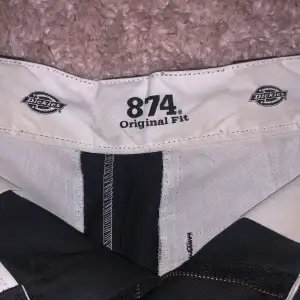 Populära dickies byxor i stl. W29/L30. Använda men i bra skick. Köparen betalar frakten.😊😊