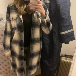 rutig ”vårkappa”🤍 - jättefin rutig vårkappa från Only i xs!❤️‍🔥 Jag är 168 och den är ca knälång på mig. Mycket sparsamt använd!