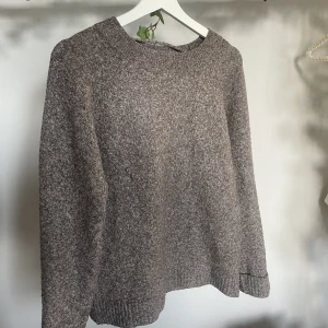 Stickad tröja - En brun stickad tröja från Vero Moda i storlek xs. Använd få gånger. Begagnad men nyskick. Superskönt material! 250kr nypris