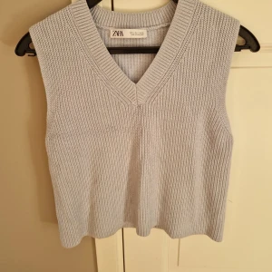 Blå Zara väst - Jätte fin och skön blå väst som passar folk som har XS och S (kanske större) 