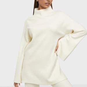 En vit stickad tröja från Bianca x Nelly. Fin men kommer inte till användning för min del. Oanvänd och nypriset är 500 kr. Kontakta för fler bilder.