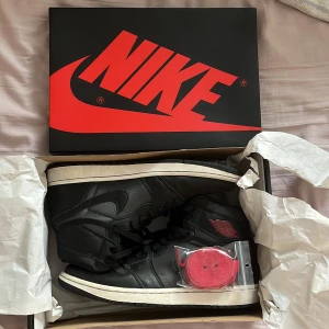 Jordan 1 high - Jordan 1 high i storlek 42 dem är i väldigt bra skick nypris ligger på 2000kr så va snabba