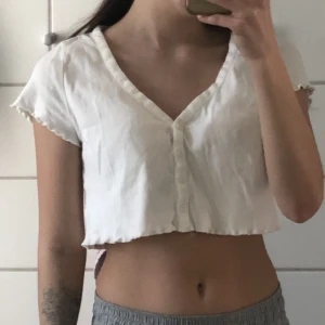 Söt knäppbar topp - Gullig vit topp från hm. Inte använd speciellt mycket och i bra skick. Nypris 99 kr, köparen står alltid för frakt 🤗💕