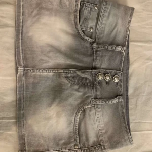 Lågmidjad jeans kjol  - Säljer denna sjukt snygga lågmidjade kjol då den är för liten för mig 😭❤️