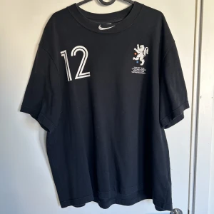 NIKE OFF WHITE T-SHIRT - Snygg T-shirt som blivit lite för liten för mig..