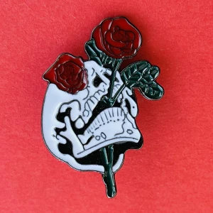 Skull and flowers pin 💀🌺 - Fri frakt 💀🌺