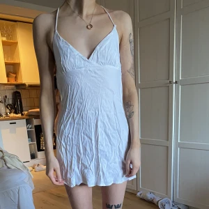 Kort vit klänning - Kort vit klänning i sammetsliknande tyg