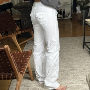Roxy vita byxor - Säljer mina vita lågmidjade byxor från Roxy. Storlek XS-S. Långa i benen! I nyskick, bara använda 2 gånger 🧡
