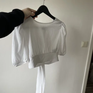 Topp - Vit topp med öppen rygg