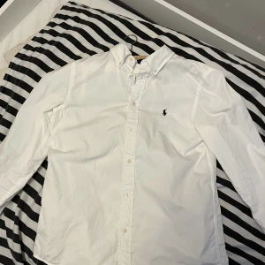 Ralph Lauren skjorta - Fräsch skjorta som blivit för liten. Bara använd fåtal gånger och mycket bra skick. Nypris ca 1000kr men jag säljer för 250
