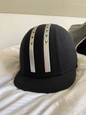 RIDHJÄLM  - Knappt andvänd, köptes förra året. 