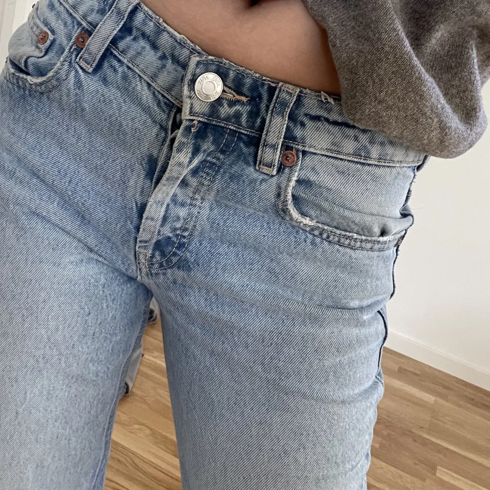Supersnygga midrise blåa jeans perfekta inför sommaren! Säljer då de blivit en aning för små för mig. Skriv vid frågor och funderingar!🌟. Jeans & Byxor.