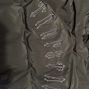 Trapstar jacka irongate blackout edition - Har haft jackan i 3 månader, den har ett litet hål vid armbågen av jackan men de synd inte. Kan diskuteras om priset mer ifall de behövs.